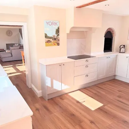 Apple Tree House * Haxby