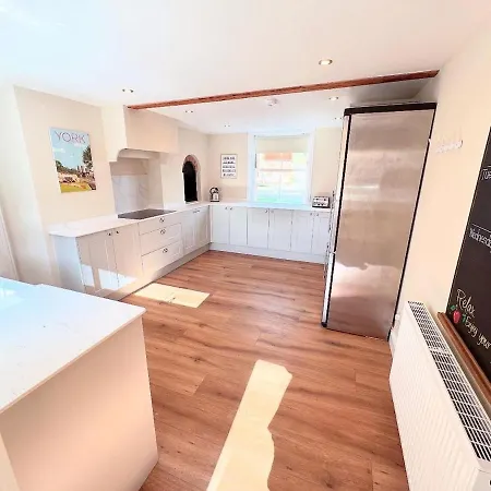 Apple Tree House * Haxby